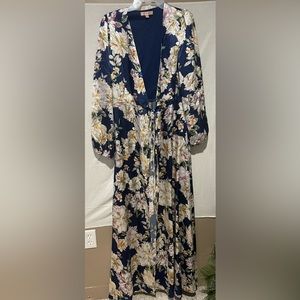 Peach Puff robe size medium blue floral print.